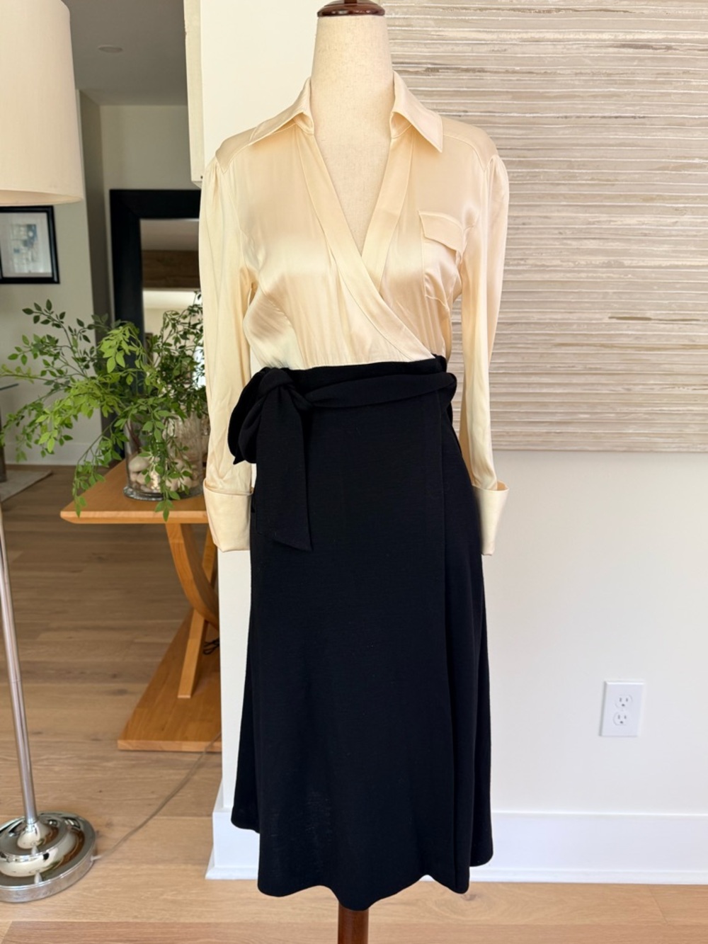 Diane Von Furstenberg Black Wrap Midi Dress with Self-Tie size 6 - Picture 7 of 13